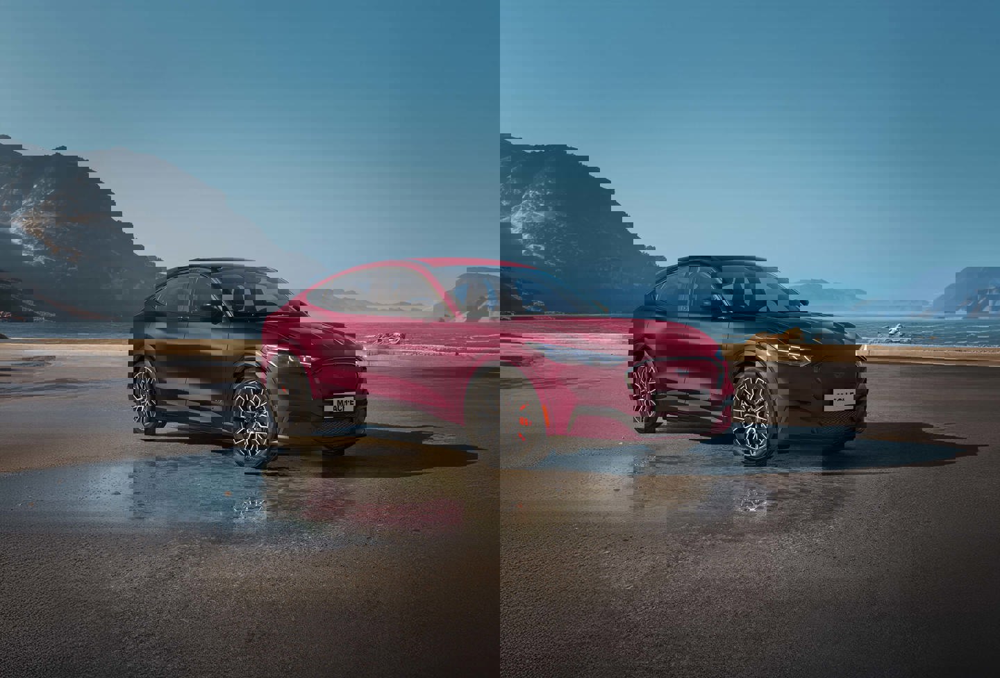 En rød SUV parkeret på en våd vej ved kysten med træer og vand i baggrunden. Billedet er digitalt forvrænget med glitch-effekter.