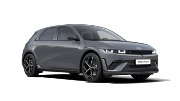 En mørkegrå Hyundai Ioniq 5 N Line elbil holder parkeret, set forfra fra venstre side mod en ren, hvid baggrund.