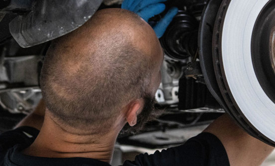 Terminalenmekaniker gennemfører service på bil