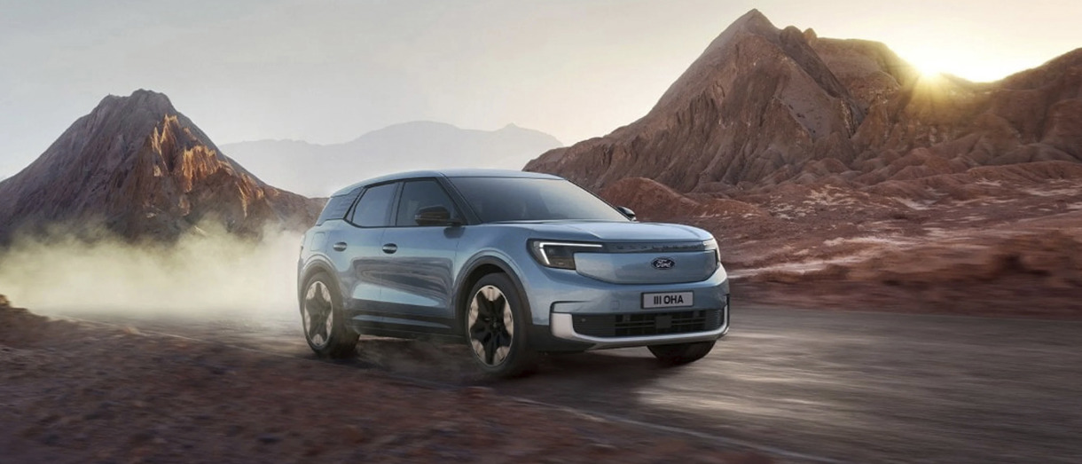 Ford Explorer der kører i en ørken