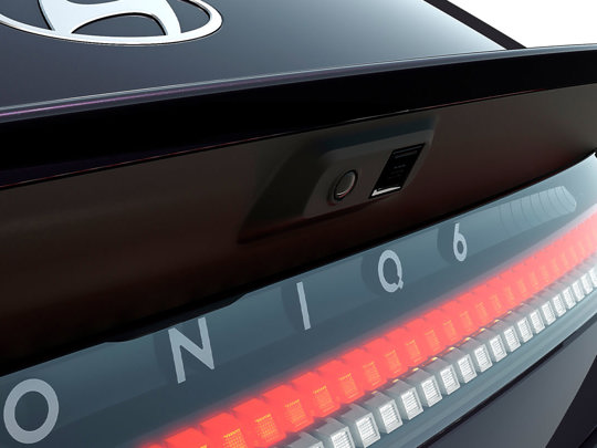 Nærbillede af en Hyundai Ioniq 6 bagpå, der viser logoet, kameraet og LED-baglygten med IONIQ 6-bogstaver.