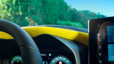 Gul kantliste i en Nissan Juke Hybrid
