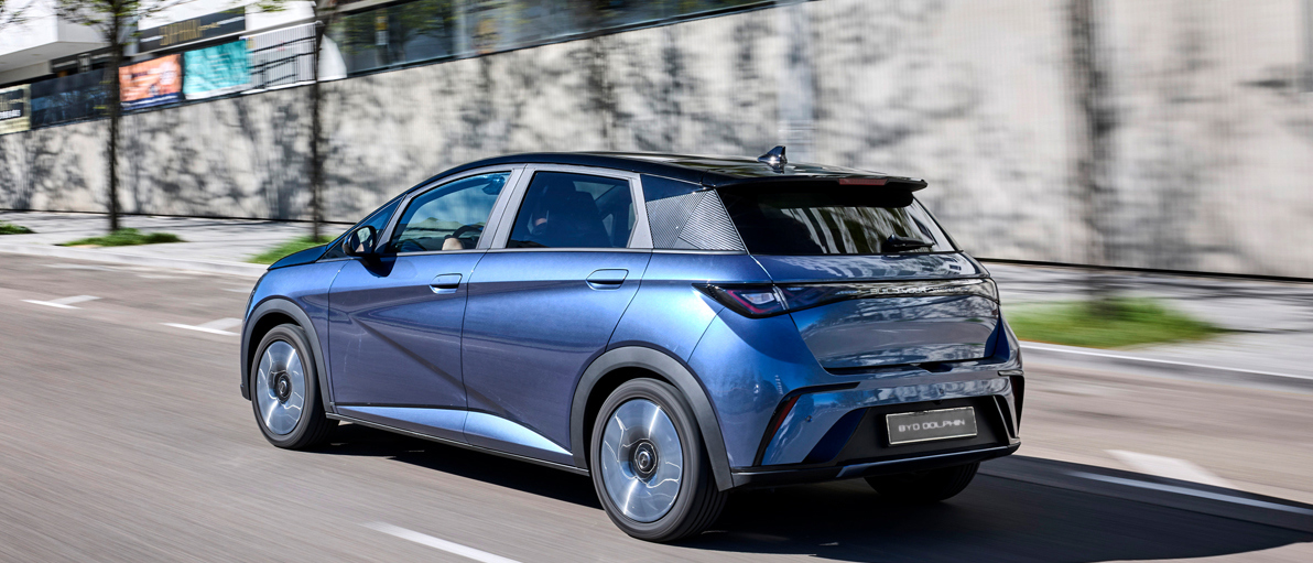 BYD DOLPHIN kører på vej