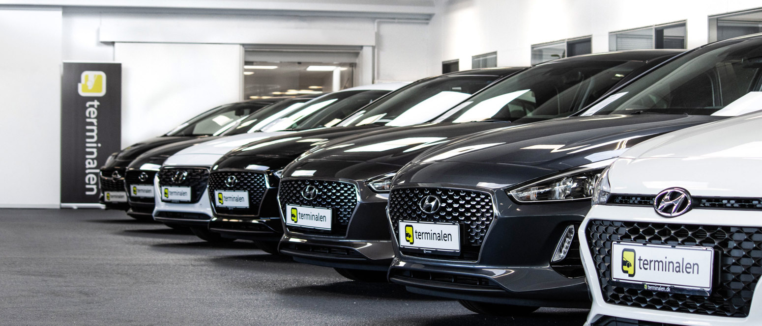 En række Hyundaibiler parkeret hos en forhandler