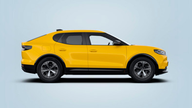En gul SUV er vist i profil mod en almindelig lyseblå baggrund.