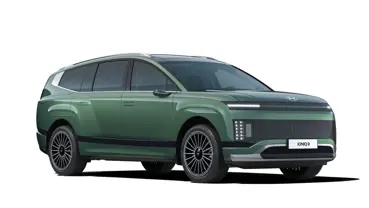 En stilfuld grøn Hyundai Ioniq 7 SUV vises på en hvid baggrund, set forfra fra venstre side.