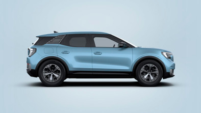Sidebillede af en lyseblå kompakt SUV mod en almindelig lyseblå baggrund.