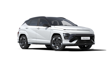En hvid Hyundai Kona Electric SUV ses i profil og vinkles til højre mod en enkel, hvid baggrund.
