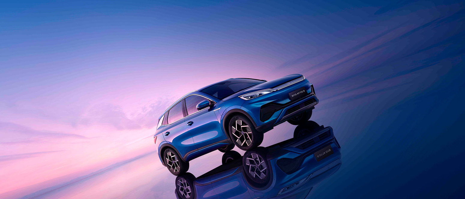 BYD ATTO 3 på abstrakt baggrund