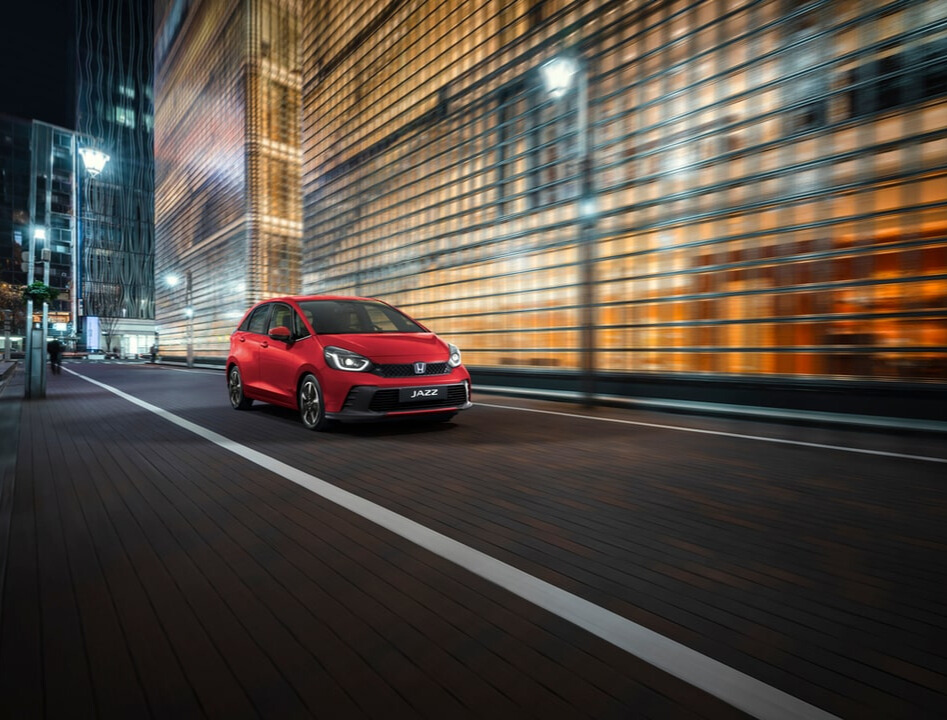 Honda Jazz kørende i bymiljø 