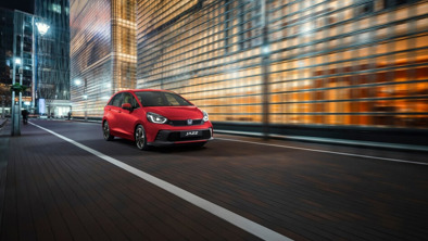 Honda Jazz kørende i bymiljø