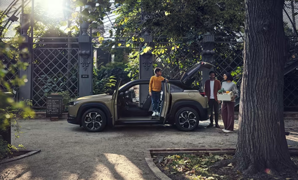 Familie omkring deres Mazda MX-30 R-EV